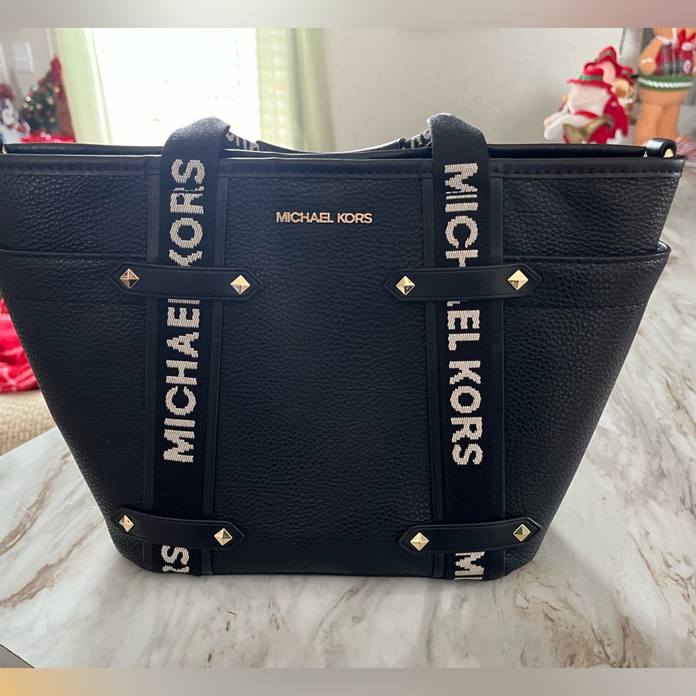 Gorgeous black and white MK purse 💝